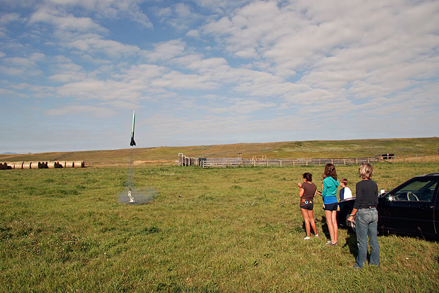 launched with a smokeless motor, the rocket <br />still managed to reach around 600' altitude...