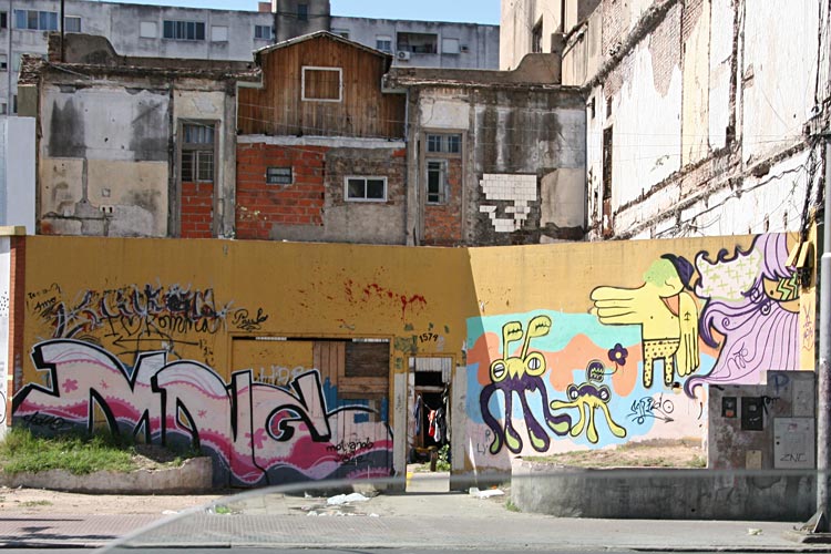 The road to La Boca was distinguished by lots of street art...